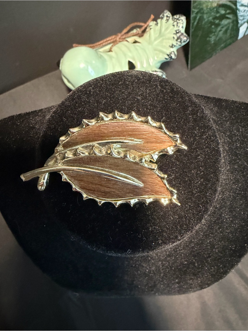 Sarah Coventry Vintage “Wooded Beauty”, Stamped. Gold-Tone Brown Leaf Brooch. - Picture 1 of 5